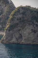 Fototapeta 静岡県賀茂郡西伊豆町仁科に天窓洞という洞窟があります。その沖合250mほどの所に沖から「高島」、「中ノ島」、「沖ノ瀬島」と「象島」という四つの島からなる「三四郎島」が浮かんでいます。トンボロ現象によって干潮時には歩いて島まで行くことができます。 obraz