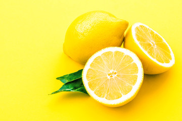 Frische bio Zitronen auf gelben Hintergrund 