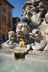 Fototapeta na wymiar Statues de la fontana del pantheon