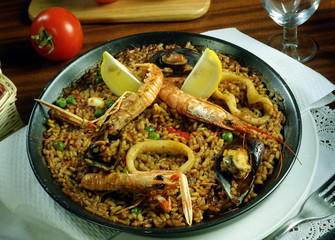Paella de arroz con marisco.