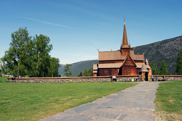 Fototapeta na wymiar Die historische Stabkirche in Lom Norwegen