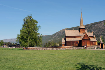 Fototapeta na wymiar die prächtige Stabkirche von Lom Norwegen