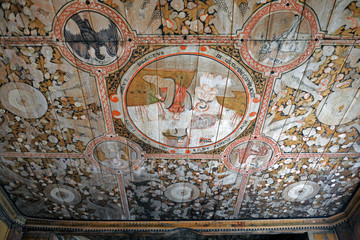 Deckenmalerei in der Stabkirche von Lom Norwegen