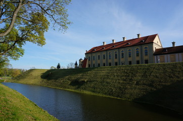 Obraz premium Nesvizh Castle in early autumn. Nyasvizh, Nieśwież, Nesvizh,&nbsp;Niasvizh, Nesvyzhius, Nieświeżh, in Minsk Region, Belarus. Site of residential castle of the Radziwill family. 