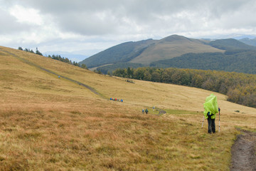 Obraz premium A group of people go hiking in the mountains.
