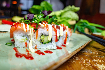 Sushi mit Lach & Ketchup und Mayo, Restaurant