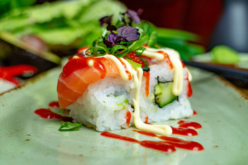 Sushi mit Lach & Ketchup und Mayo, Restaurant