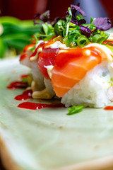 Sushi mit Lach & Ketchup und Mayo, Restaurant