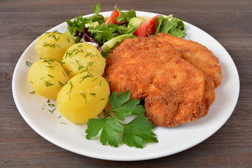 kotlet z ziemniakami i surówką 