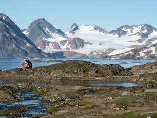 small house with mountains © Anneli