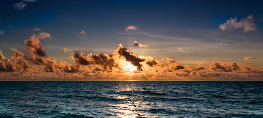 Obraz premium Dawn in front of the things of the Mexican Caribbean with dark clouds