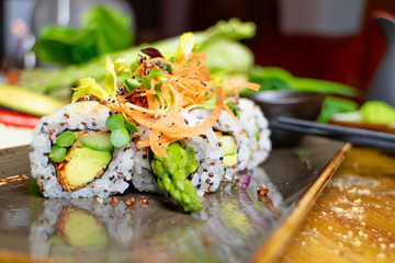 Sushi mit Avocado & Spargel, Restaurant