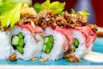 Sushi mit Fleisch essen, Restaurant