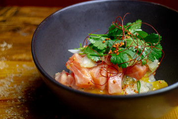 Resi mit Lachs, Essen im Restaurant