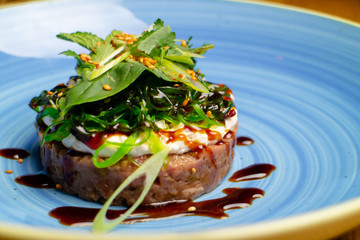 Hackfleisch Tatar, Essen im Restaurant