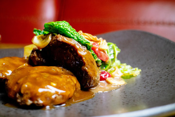 Steak mit Bratensauce, Restaurant