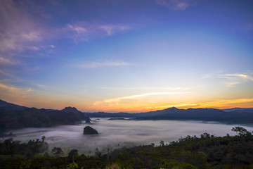 Obraz premium sunrise with fog sea below the mountain.