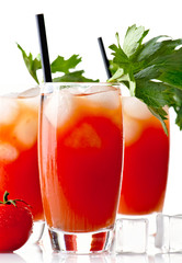  Close-up of bloody mary with ice cubes & tomatoes isolated on white