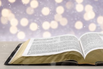 Obraz premium Holy Bible book on a wooden background