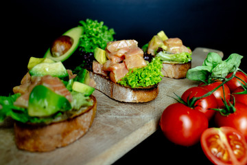 Bruschetta mit Lachs und Avocado