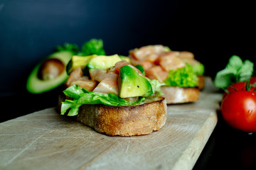 Bruschetta mit Lachs und Avocado