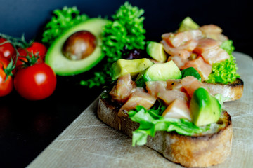 Bruschetta mit Lachs und Avocado