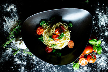 Hausgemachte Spaghetti Aglio, Knoblauch und Tomaten, Italienisches Restaurant