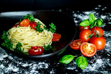 Hausgemachte Spaghetti Aglio, Knoblauch und Tomaten, Italienisches Restaurant