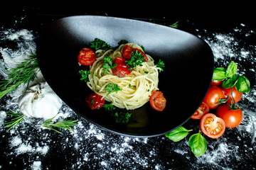 Hausgemachte Spaghetti Aglio, Knoblauch und Tomaten, Italienisches Restaurant