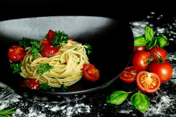 Hausgemachte Spaghetti Aglio, Knoblauch und Tomaten, Italienisches Restaurant