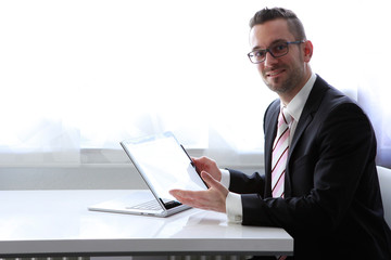 Geschäftsmann präsentiert Produkt