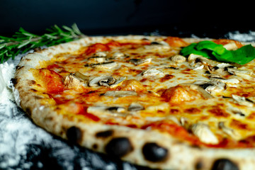 Pizza Funghi mit Pilze, Pizzeria Restaurant
