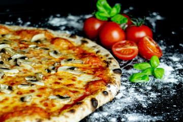 Pizza Funghi mit Pilze, Pizzeria Restaurant