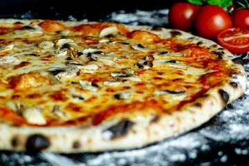 Pizza Funghi mit Pilze, Pizzeria Restaurant