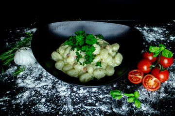 Hausgemachte Gnocci mit Tomaten und Pilzen, Italienisches Restaurant
