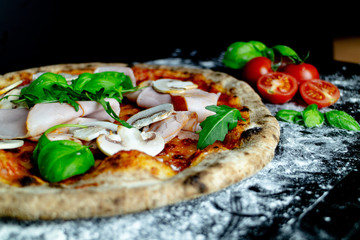 Pizza Funghi, Pilze mit Schinken - Pizzeria Restaurant