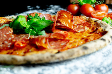 Pizza Diavolo mit schwarfer Salami und Knoblauch, Pizzeria Restaurant 