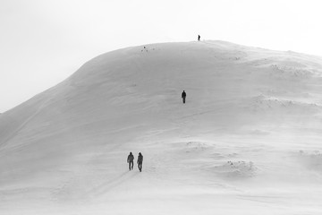 Turyści na szlaku, Tatry Zachodnie - zima, Polska