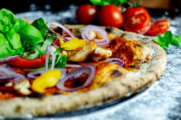 Pizza Chicken mit Paprika und Zwiebeln, Pizzeria Restaurant