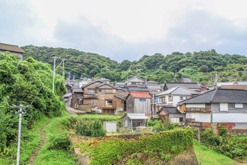 Häuser des Dorfes Kyotango und Meer an der Nordküste der japanischen Insel Honshu im Distrikt Kyoto