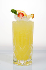 bebida con naranja y fresa