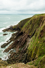Schroffe Felsen und steile Felsw&auml;nde in Pembrokeshire, Wales, UK