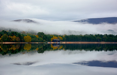 See Loch Morlich im Glenmore Forest Park bei Aviemore in Schottland im Herbst mit Nebel