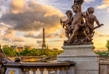 Photo sur Plexiglas Pont Alexandre III Sculpture on the bridge of Alexander III with the Eiffel Tower in the background at sunset in Paris, France