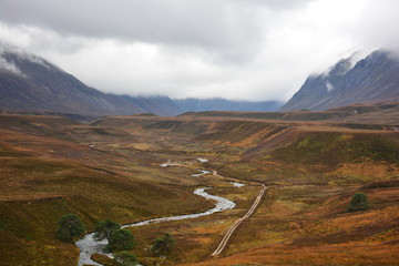 Blick auf ein Tal in den Schottischen Highlands im Caingorms Nationalpark in Schottland mit Bergen und Fluss, Glenmore