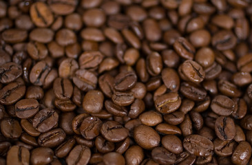 Viele Kaffeebohnen auf einem Haufen