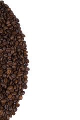 Kaffeebohnen angeordnet in einem Halbkreis mit wei&szlig;em Hintergrund