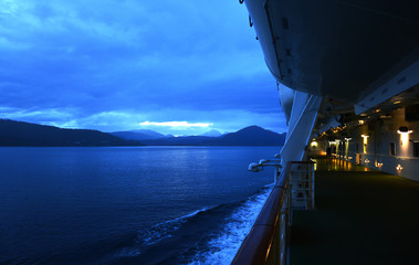 Blick vom Kreuzfahrtschiff im Sonnenaufgang im Fjord bei Bergen in Norwegen