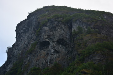 Totenkopf im Fels im Geiranger Fjord in Norwegen 