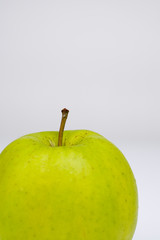 Apfel vor weißem Hintergrund